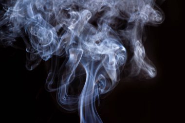 Kalın duman bir siyah arka plan izole. Arka plandan vape duman