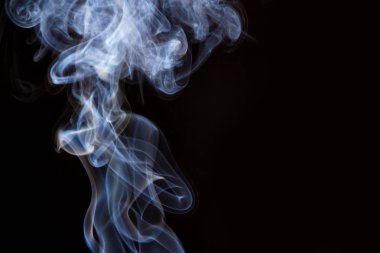 Kalın duman bir siyah arka plan izole. Arka plandan vape duman