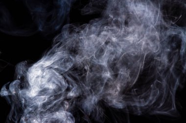 Kalın duman bir siyah arka plan izole. Arka plandan vape duman