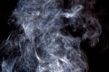 Kalın duman bir siyah arka plan izole. Arka plandan vape duman
