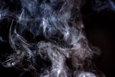 Kalın duman bir siyah arka plan izole. Arka plandan vape duman