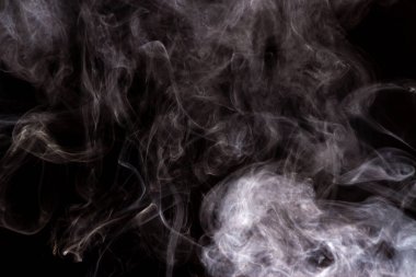 Kalın duman bir siyah arka plan izole. Arka plandan vape duman