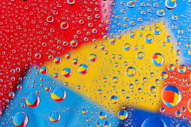 odak ve yansıma su ile çok renkli arka plan damla