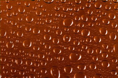 temiz su damla şeffaf karamel renkli arka plan üzerinde ışık yansıması ile