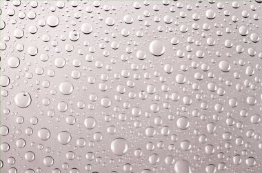 temiz su damla şeffaf gri renkli bir arka plan üzerinde ışık yansıması ile