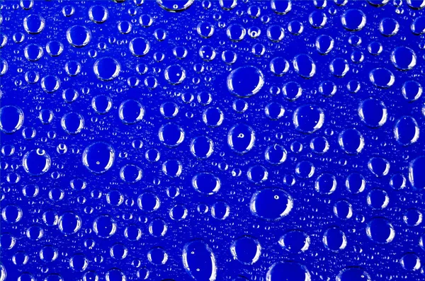 Gotas Água Clara Transparente Com Reflexão Luz Fundo Colorido Azul — Fotografia de Stock