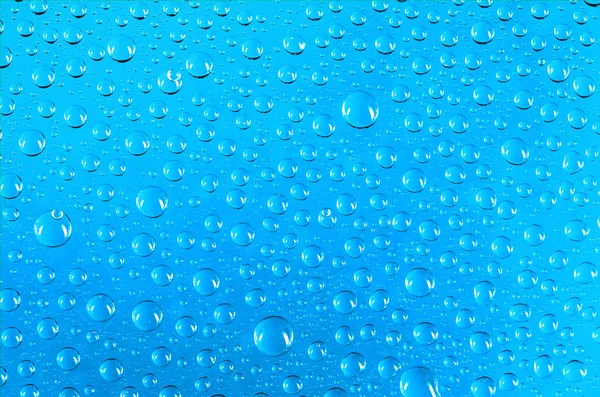 Gotas Agua Transparente Con Reflejo Luz Sobre Fondo Color Azul — Foto de Stock