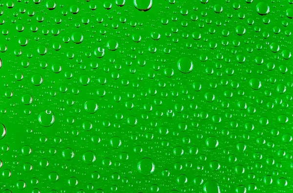 Gotas Agua Transparente Con Reflejo Luz Sobre Fondo Color Verde —  Fotos de Stock
