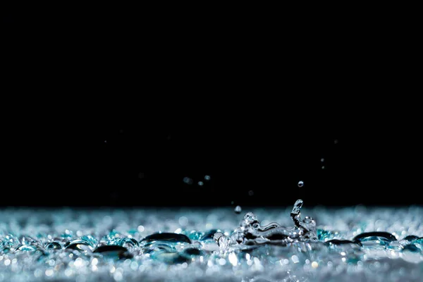 水の王冠をはねかける表面背景雨の水滴します — ストック写真