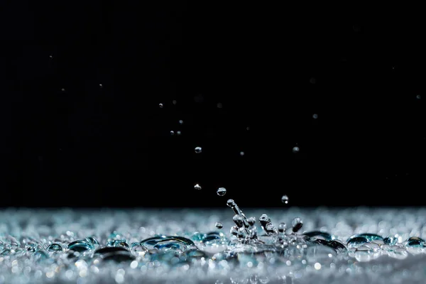 水の王冠をはねかける表面背景雨の水滴します — ストック写真