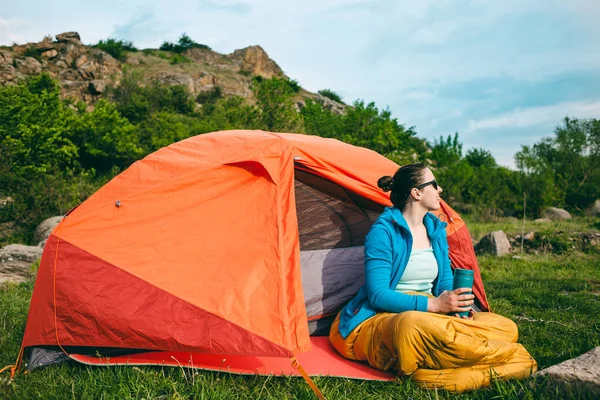 Camping Skogen Flickan Dricka Kaffe Från Thermo Mugg Nära Tältet — Stockfoto