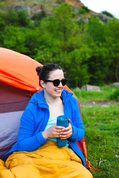 Campeggio Nella Foresta Ragazza Sta Bevendo Caffè Una Tazza Termo — Foto Stock