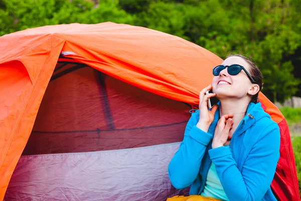 Ragazza Parla Con Cellulare Una Donna Siede Vicino Una Tenda — Foto Stock