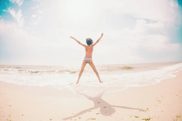 Ένα Κορίτσι Είναι Άλματα Πάνω Στην Παραλία Και Τοποθετώντας Χέρια — Φωτογραφία Αρχείου