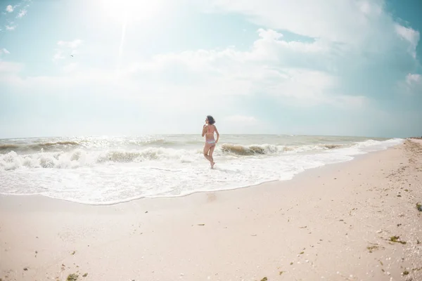 Ένα Κορίτσι Είναι Περπάτημα Κατά Μήκος Της Παραλίας Μια Γυναίκα — Φωτογραφία Αρχείου