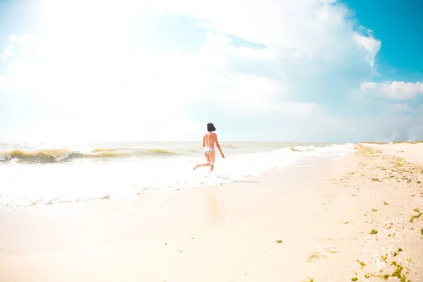 Een Meisje Een Wandeling Langs Het Strand Een Vrouw Staat — Stockfoto