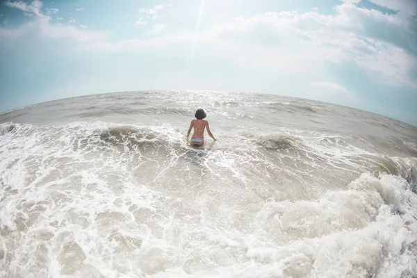 Rapariga Vai Para Água Mar Mulher Banhar Oceano Descanso Costa — Fotografia de Stock