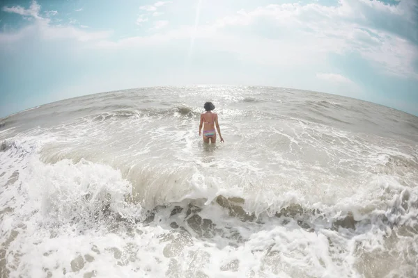 Ragazza Acqua Mare Donna Che Bagno Nell Oceano Riposo Sulla — Foto Stock