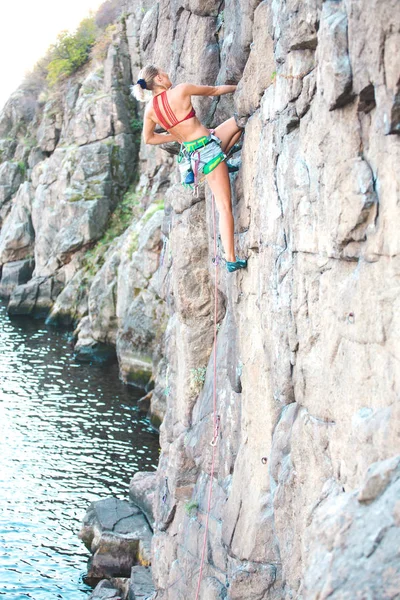 Climber Water Woman Climbs Rock Training Natural Terrain Extreme Sport — Stock Photo, Image