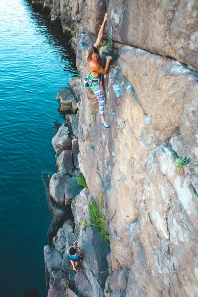 Amigos Estão Envolvidos Escalada Natureza Uma Mulher Sobe Rocha Rapariga — Fotografia de Stock