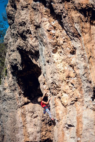 Uma Mulher Sobe Rocha Escalada Natureza Fitness Livre Estilo Vida — Fotografia de Stock