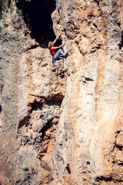 Une Femme Grimpe Rocher Escalade Dans Nature Fitness Extérieur Mode — Photo