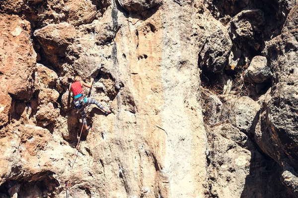 女性は 岩を登っていきます 自然の中を登る フィットネス アウトドア アクティブなライフ スタイル 極端なスポーツ 自然の救済の運動選手列車 トルコの岩登り — ストック写真