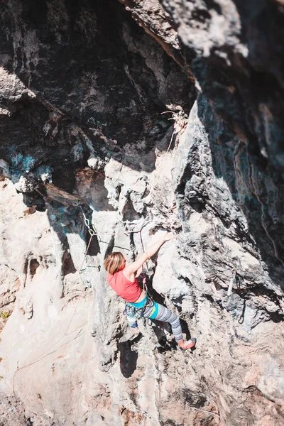 Uma Mulher Sobe Rocha Escalada Natureza Fitness Livre Estilo Vida — Fotografia de Stock