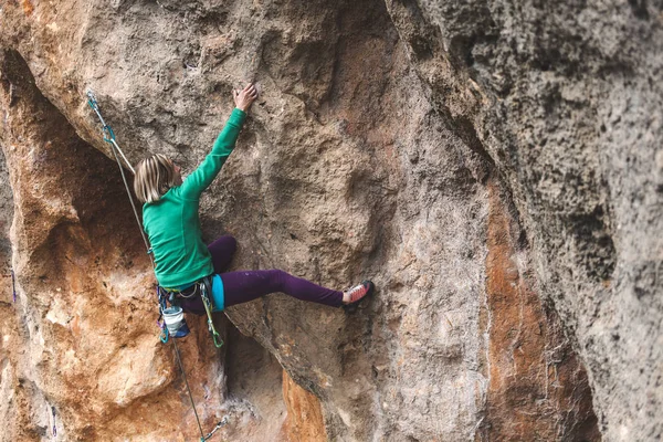 女性は 岩を登っていきます 自然の中を登る フィットネス アウトドア アクティブなライフ スタイル 極端なスポーツ 自然の救済で選手の列車 — ストック写真
