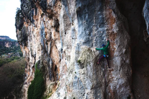 Alpinista Numa Rocha Rapariga Está Fazer Uma Subida Desportos Natureza — Fotografia de Stock