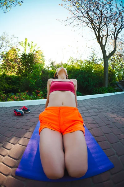 Das Mädchen Macht Yoga Park Eine Frau Trainiert Auf Der — Stockfoto