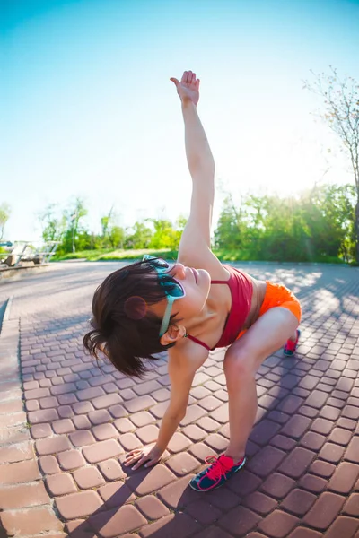 Yoga Nelle Strade Della Città Una Ragazza Sta Facendo Esercizi — Foto Stock