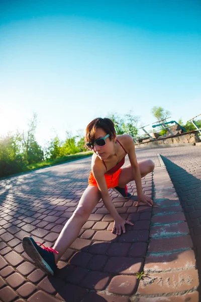一个女人在城市公园里做伸展运动 上午的自然训练 瑜伽练习 女孩在慢跑前热身 — 图库照片