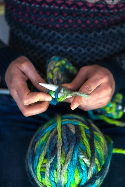 Kalın iplik örgü. Kadın örgü dokuma kumaşlar. İş parçacığı arapsaçı. Çok renkli konu. Eller. El yapımı. İğne işi. Hobi.