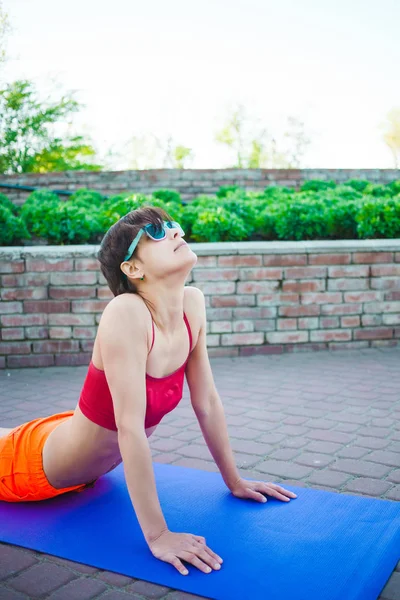 Chica Dedica Yoga Matutino Una Mujer Está Entrenando Parque Estiramiento —  Fotos de Stock