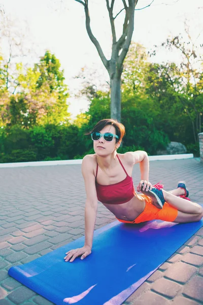 Una Donna Sta Facendo Stretching Parco Cittadino Allenamento Mattutino Natura — Foto Stock