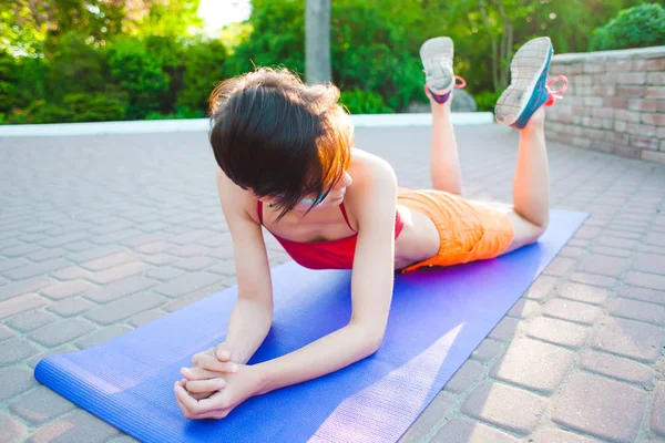 Ragazza Impegnata Yoga Del Mattino Una Donna Sta Allenando Nel — Foto Stock