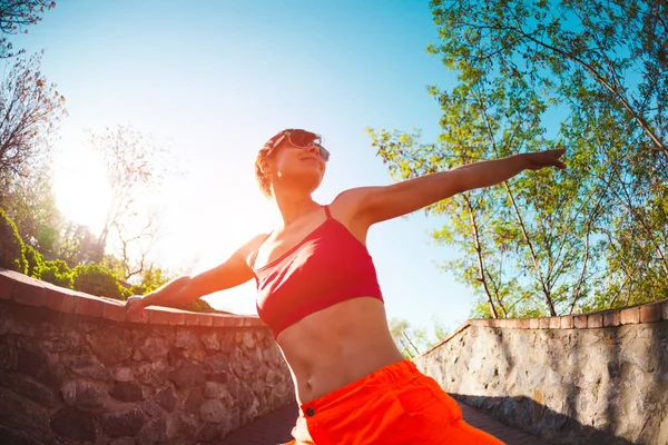 Una Donna Sta Facendo Stretching Parco Cittadino Allenamento Mattutino Natura — Foto Stock