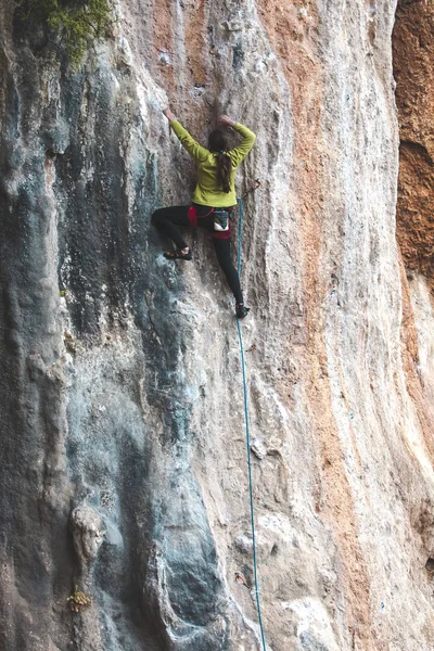 Escalador Una Roca Chica Está Haciendo Ascenso Deportes Naturaleza Estilo — Foto de Stock