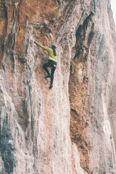 Una Mujer Sube Roca Escalada Naturaleza Fitness Aire Libre Estilo — Foto de Stock
