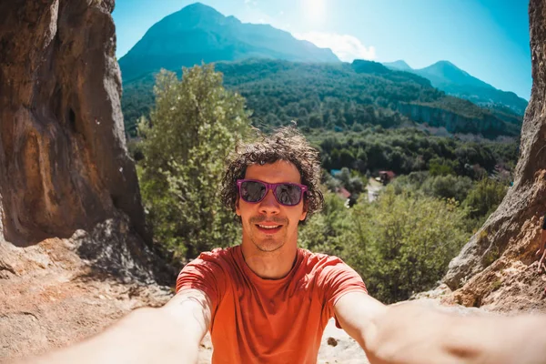 Hombre Viaja Lugares Pintorescos Selfie Fondo Hermoso Cielo Montañas Turista — Foto de Stock