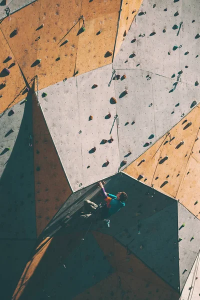 Escalador Entrena Relieve Artificial Hombre Sube Una Ruta Escalada Muro —  Fotos de Stock