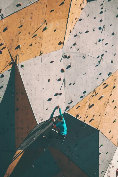 Alpinista Treina Alívio Artificial Homem Escala Uma Rota Escalada Uma — Fotografia de Stock