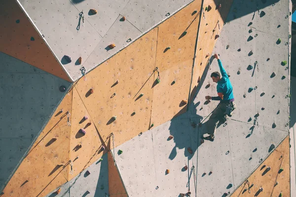 Alpinista Num Relevo Artificial Homem Sobe Parede Escalada Treino Numa — Fotografia de Stock