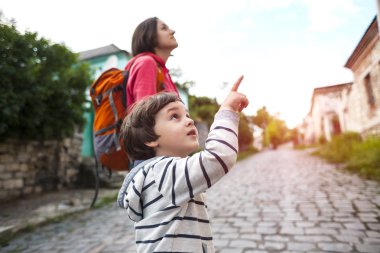 Bir çocuk ve annesi eski şehirde yürüyor. Bir kadın oğlunu tarihi yerler ile hareket eder. Çocuk eski kaldırım taşları yürüyor. Ukrayna turistik yerler.