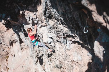 Bir kadın rock tırmanıyor. Doğal bir rahatlama atlet trenlerde. Türkiye'de dağcılık. Bir ince kız aşırı spor devreye girer. Etkin hobi. Dağcı zor bir rota üstesinden gelir..