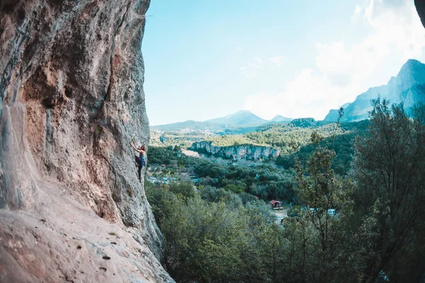 Kvinna Klättrar Rock Klättring Naturen Träning Utomhus Aktiv Livsstil Extrema — Stockfoto