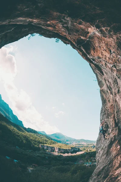 Uma Mulher Sobe Rocha Rocha Forma Arco Caverna Fitness Livre — Fotografia de Stock