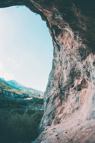 Uma Mulher Sobe Rocha Rocha Forma Arco Caverna Fitness Livre — Fotografia de Stock