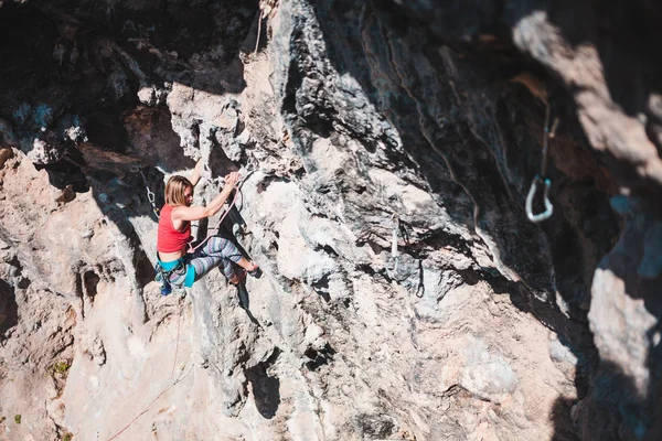 Une Femme Grimpe Rocher Escalade Dans Nature Fitness Extérieur Mode — Photo